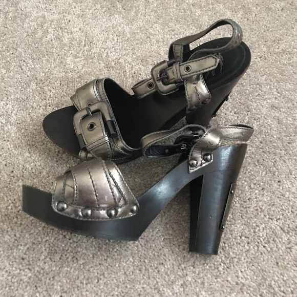 VINTAGE AUTHENTIC BURBERRY HEELS - Picture 2 of 5